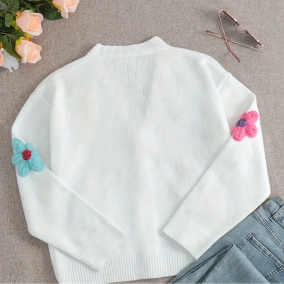 NEW! Soft White Cardigan with Floral Appliques. Size XXL (14) - Picture 2 of 5